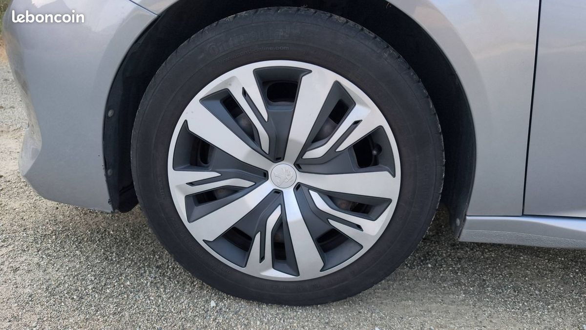 Peugeot 208 1.2 PureTech 100 Active (image 18)