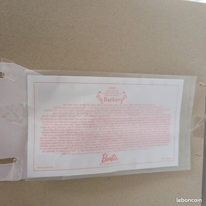 Poupée Barbie signature des fêtes 2022 (image 6)