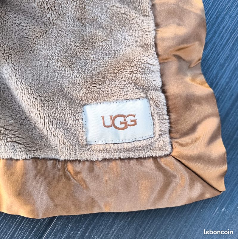 Doudou ours marron carré UGG
Couverture blanche étoile de mer, algues, fleurs (image 4)