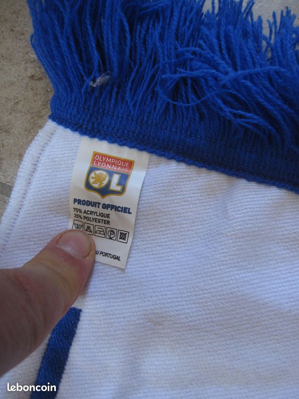 Lot De 2 écharpes Supporter Olympique Lyonnais Vintage – Umbro Et Sans Marque