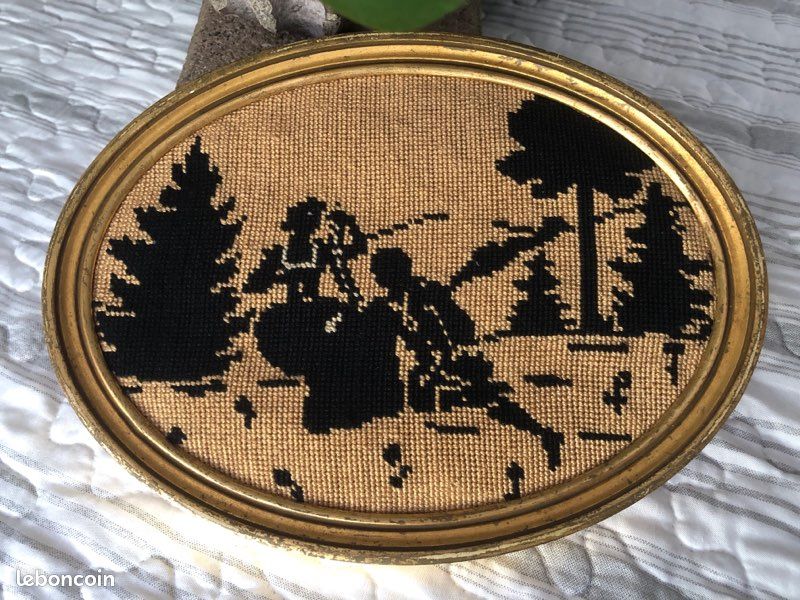 Cadre médaillon, Broderie Vintage, scène galante (image 10)