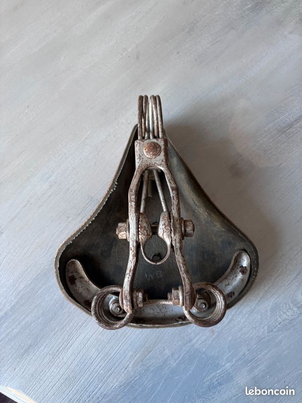 Ancienne selle de vélo en cuir A. WOLBER