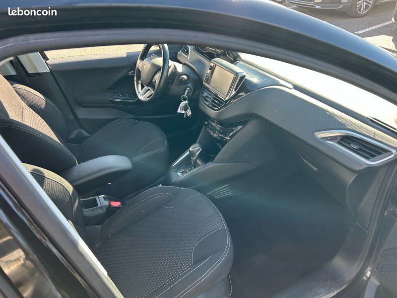 Peugeot 208 essence 110ch eat6 allure (image 3)