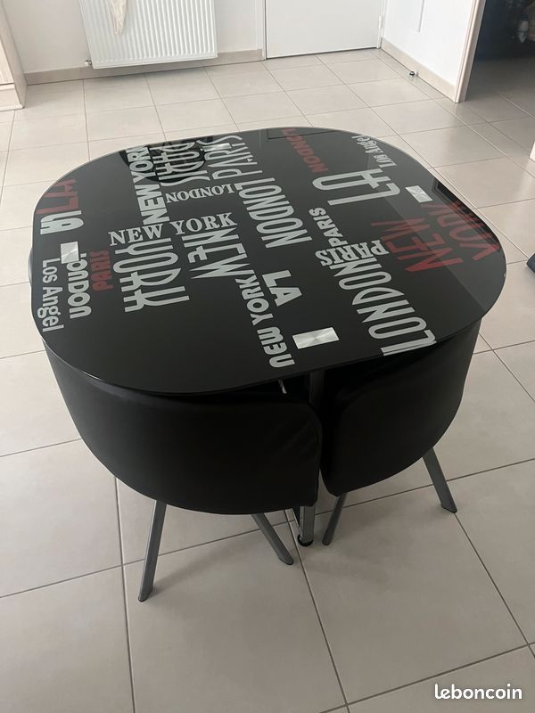 Table avec 4 chaises (image 1)