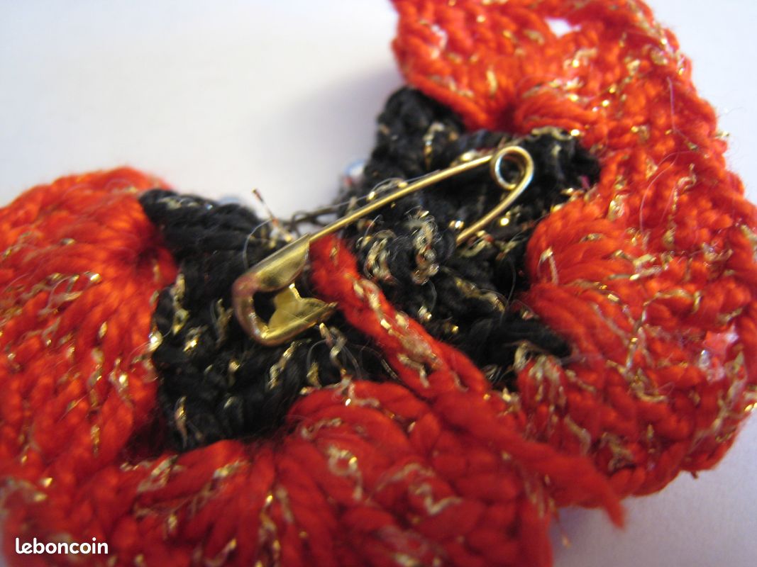 Broche Ancienne Papillon Noir Et Or Avec Cristaux Rouges – Occasion – Vintage