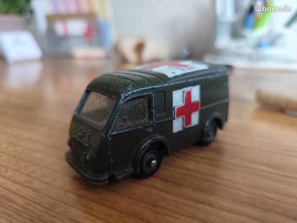 Dinky Toys 80 F - Ambulance Militaire Renault Carrier, état Proche Du Neuf