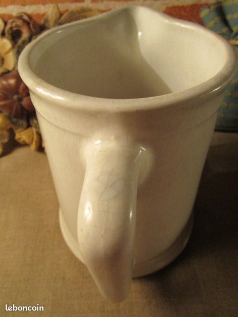 ANCIEN PICHET en FAIENCE ? BLANCHE (image 4)