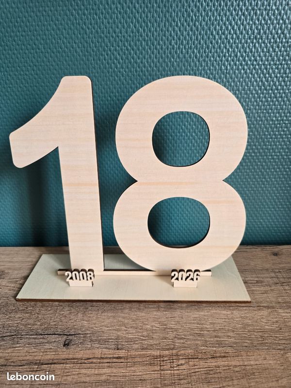Chiffre 18 en bois (image 1)