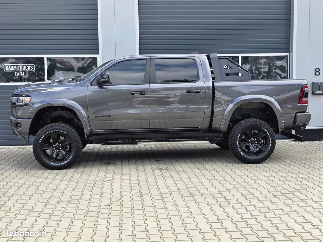 Dodge RAM 1500 Big Horn Night Edition 5.7 HEMI eTorque 401 ch 4x4 – Lift 9” – Uconnect 12” – 35” (image 8)