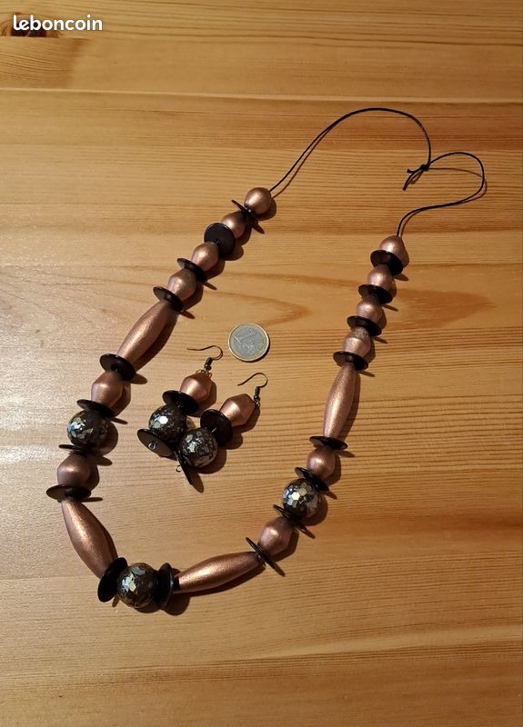 Collier et boucles d'oreilles assorties (image 1)