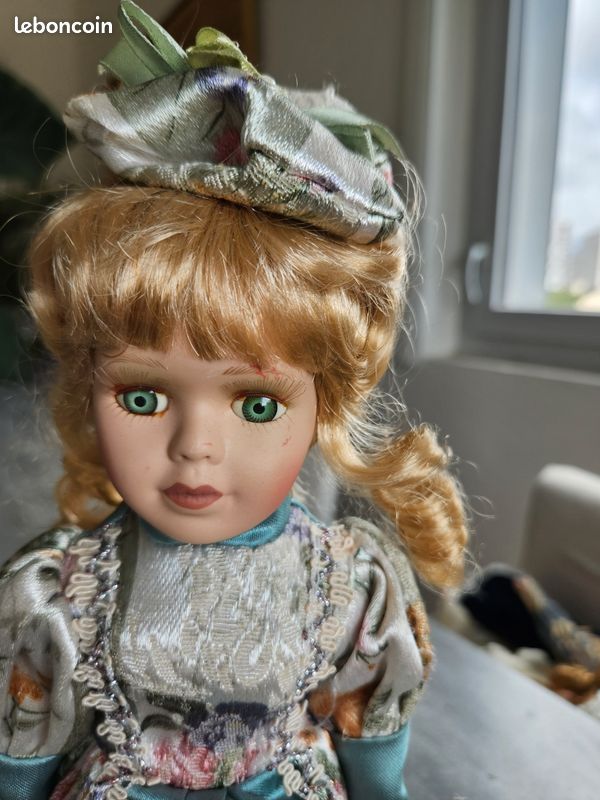 POUPÉE DE PORCELAINE. MIGNONETTE. ROBE EN SOIE. LA FRANCE. XIXÈME SIÈCLE