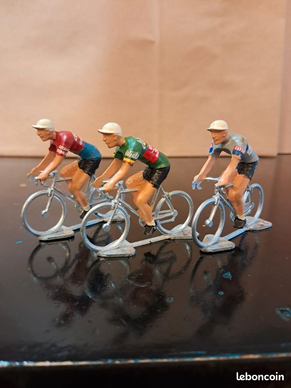 Lot De 4 Figurines Cyclistes Tour De France – échelle 1/32 – Plastique – Occasion