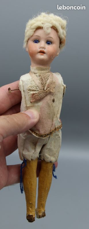 Bid Now: Petite poupée allemande avec tête en biscuit, bouche fermée