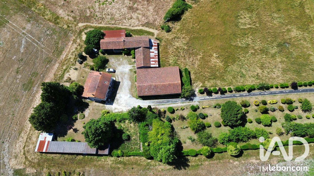 Maison 8 pièces 174 m² · à Voulgézac · 174 m² · 157 000 €