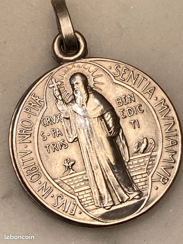 La médaille de Saint Benoît aussi redoutée du diable et ses bienfaits