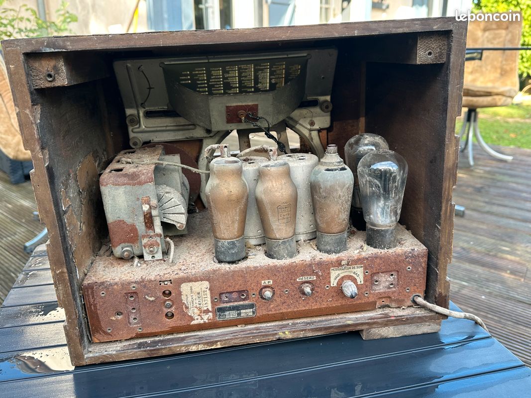 Poste de radio ancien (image 2)
