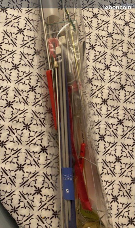 JSRQT Lot d'aiguilles à picoter pour enfants à partir de 3 images à broder avec 2 feutres, 2 aiguilles à picoter, 10 images à broder, cadeau complet pour projets créatifs de bricolage, maternelle