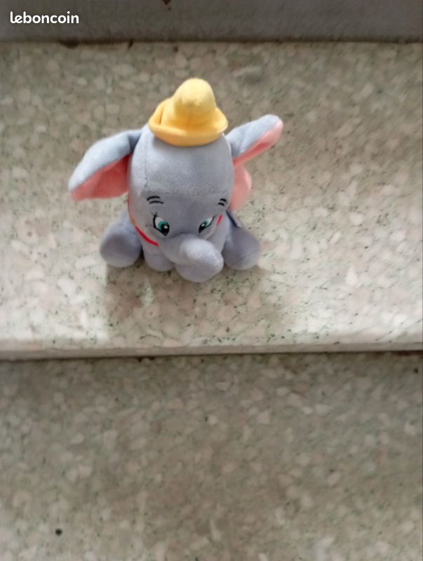 Petite peluche dumbo Disney très bonne état (image 1)