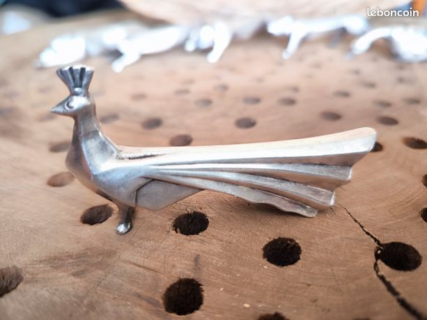 Série de dix porte-couteau aux oiseaux en métal argenté Série de dix porte-couteau aux oiseaux en métal argenté
