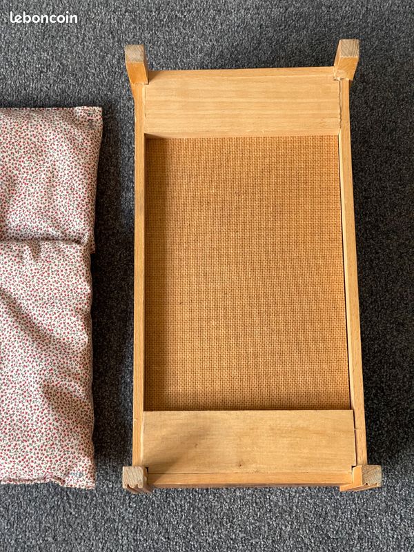 Petit lit de poupée en bois vintage (image 8)