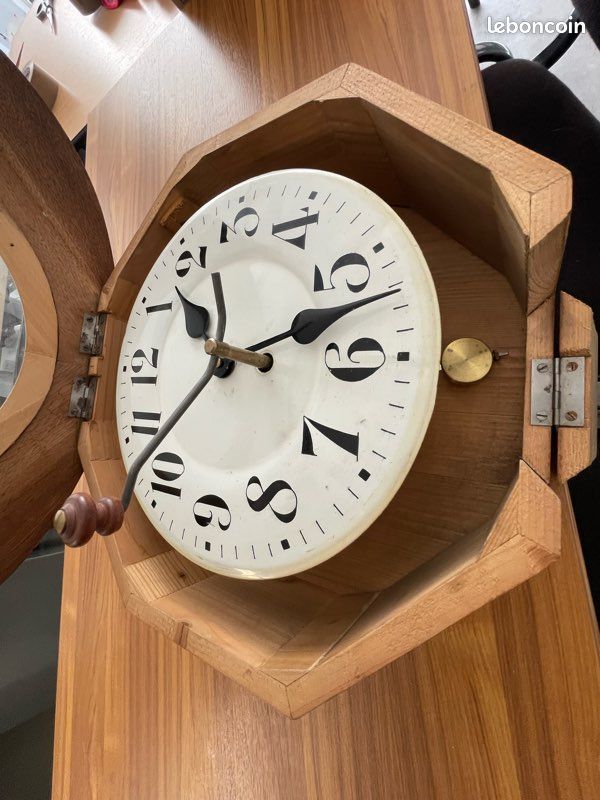 Horloge ancienne murale en bois sculpté (image 2)