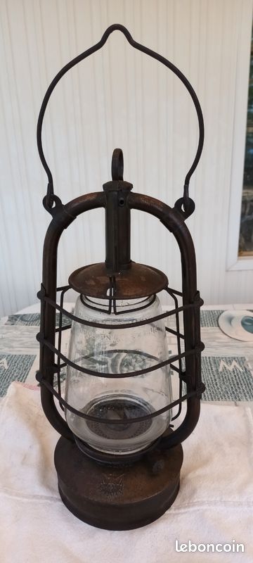 Vend lampe à pétrole (type tempête) motif sur verre coq de Paris