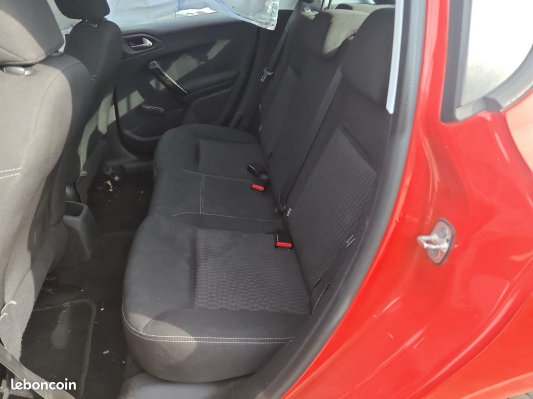 Peugeot 208 1.6 hdi accidentée (image 6)