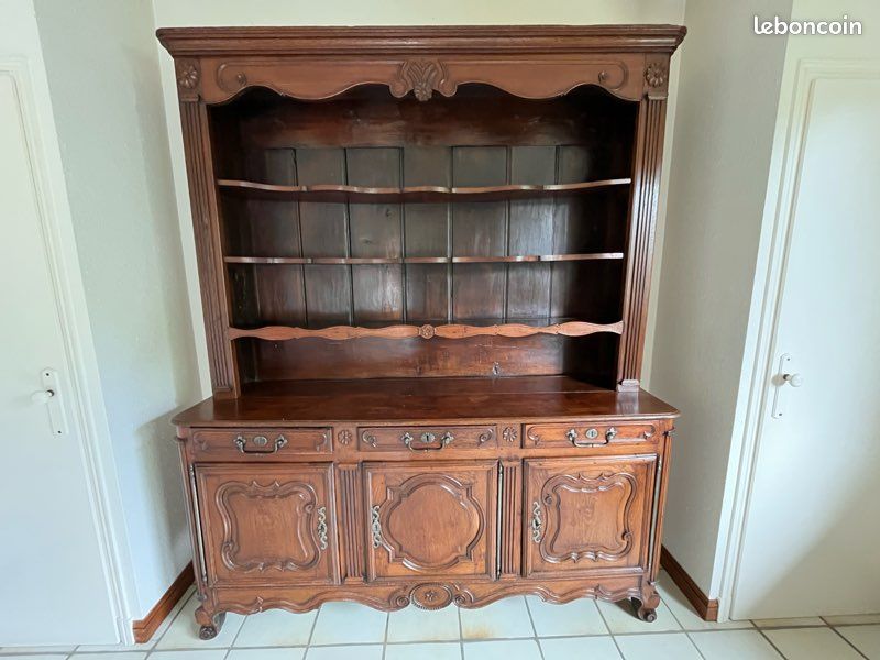 Vaisselier ancien en bois travaillé (image 1)