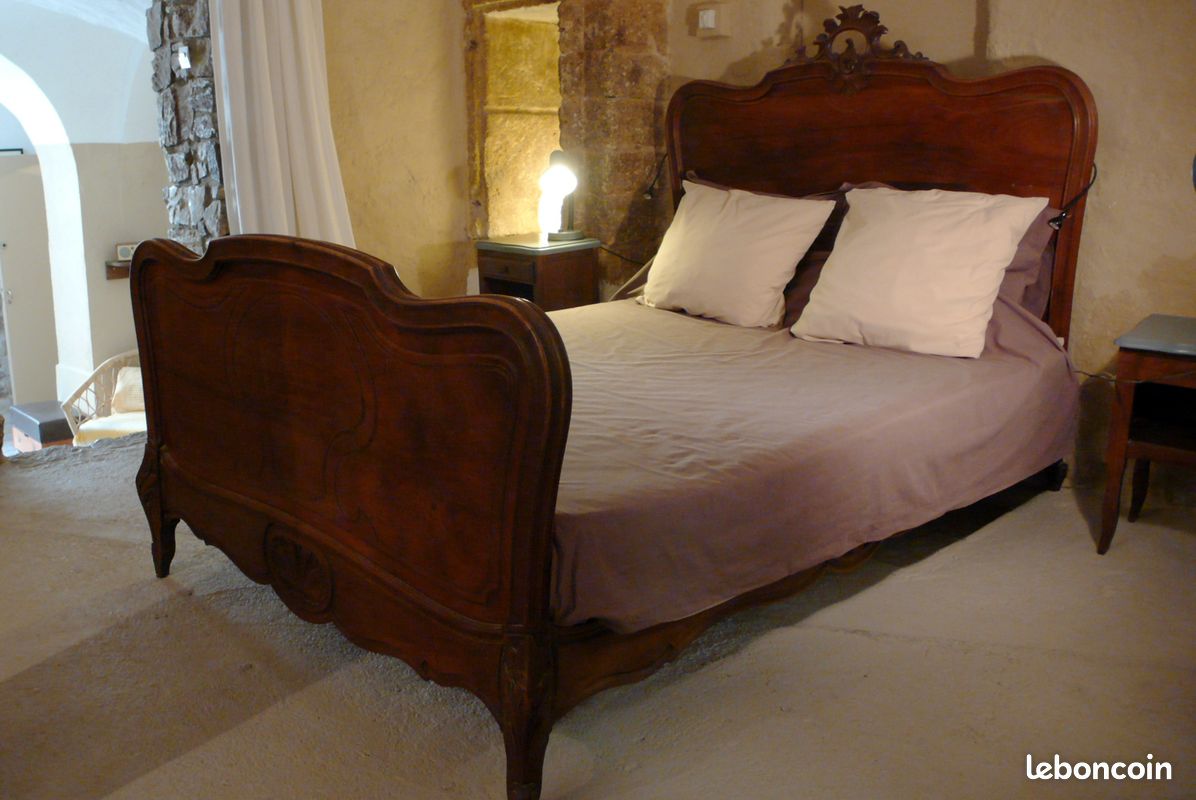 Lit ancien 140x200 en bois avec sommier et matelas presque neuf (image 1)