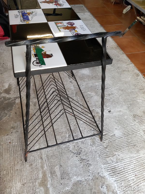 Porte-revues Avec Petite Table Intégrée – Fer Forgé – Neuf, Défauts Mineurs Possibles