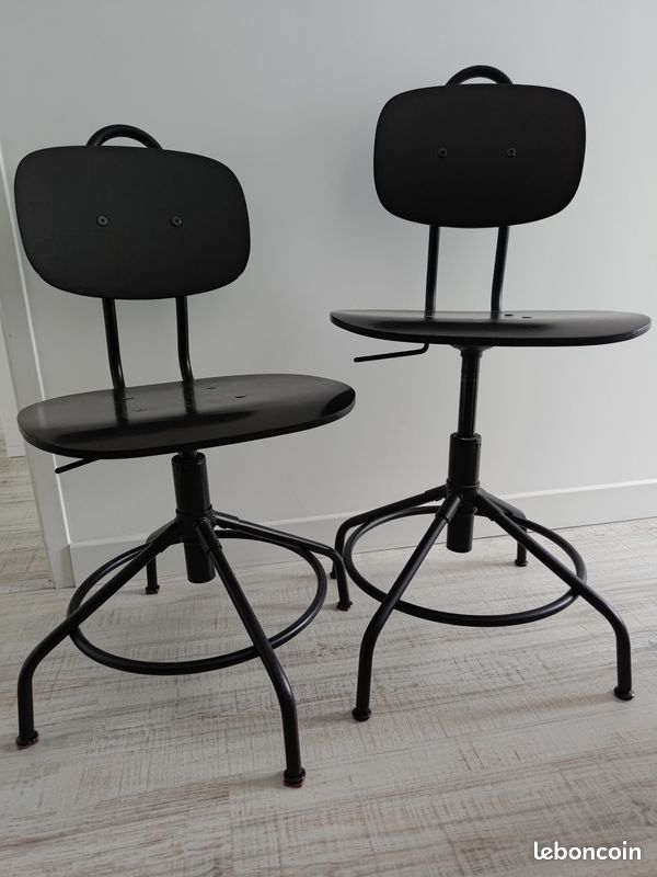 Lot de chaises de bureau noires, pivotantes et réglables en hauteur (image 1)