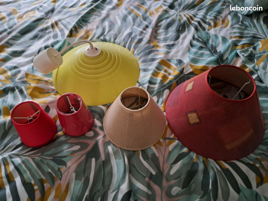Donne lot de 1 suspension métal (jaune) et 4 abat jour ( 2petits rouges, 1 beige et 1 décor orange/rouge) (image 1)