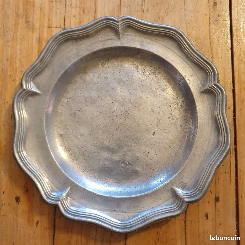 Sold at Auction: GRAND PLAT EN ARGENT POINCON VIEILLARD 1er TITRE Le plat est orné d'une fri
