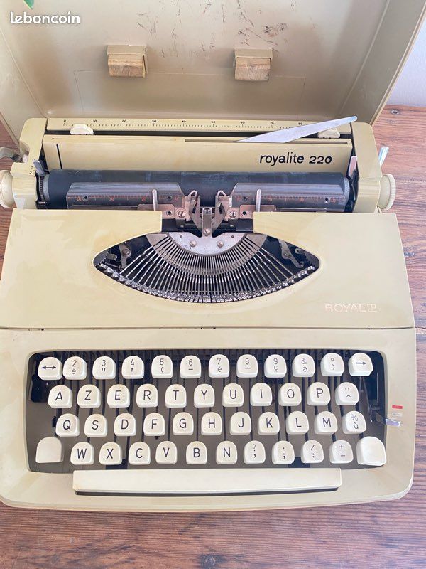 🖨️ Machine à écrire vintage “Royalite 220” avec boîtier intégré – Belle pièce rétro 🖨️ (image 3)