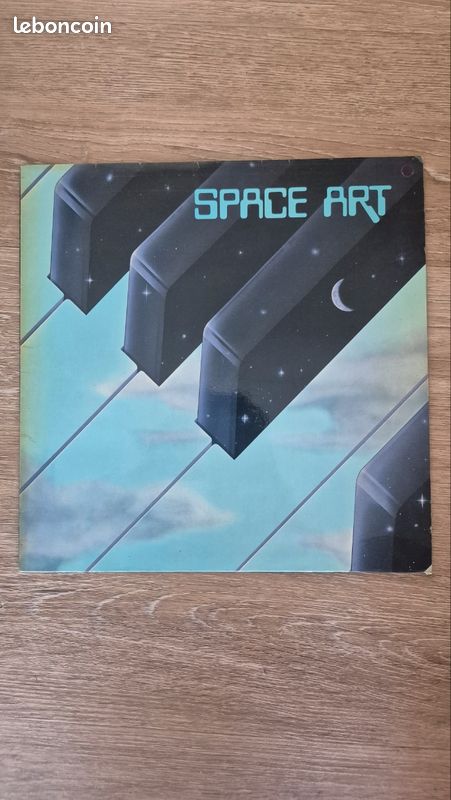Vinyle "Space Art" au design futuriste et épuré. Un album idéal pour les amateurs de musique électronique et de science-fiction (image 1)