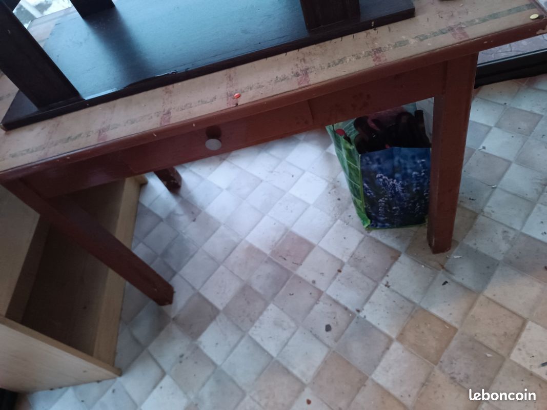 Donne table deDonne table
À venir récupérer sur place avant le 27 décembre car nous n'aurons pas le choix de les mettre à la déchetterie pour cause de travaux (image 2)