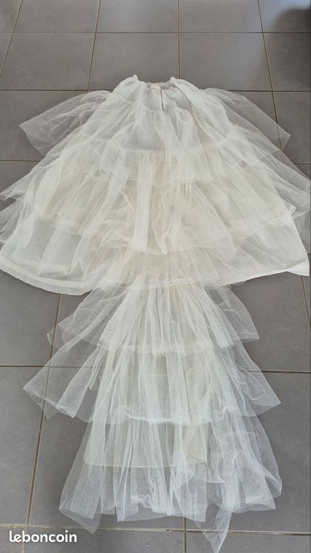 Jupon tulle avec arceaux traîne mariée (neuf 150) Vêtements