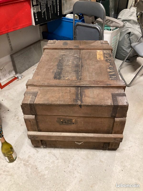 Coffre en bois armée (image 2)