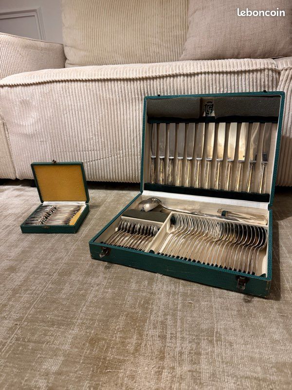 Ancienne Ménagère Empire 23 Pièces En Métal Argenté Par Orbrille - Service De Couverts