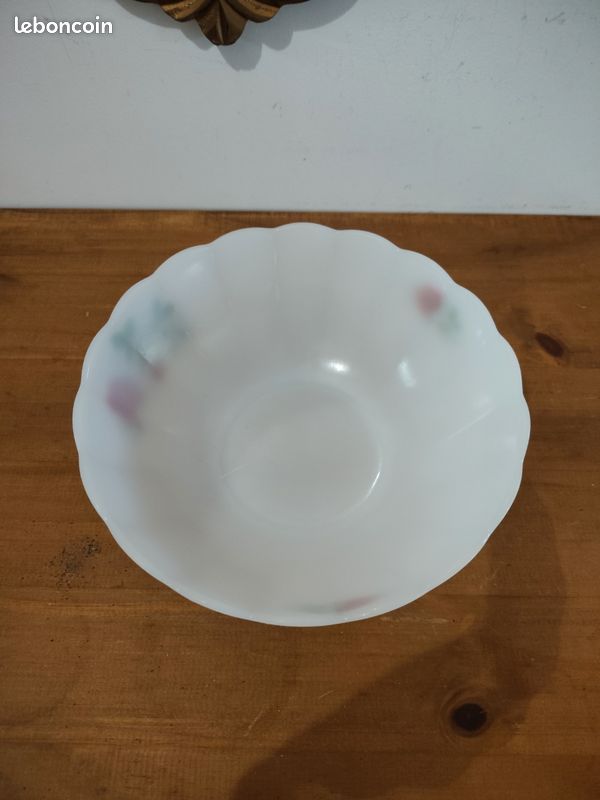 Saladier Arcopal vintage opaline blanche motif rose rouge - 23 cm (image 3)