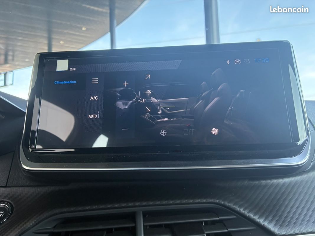 Peugeot 2008 1.2 HYBRID 145CH GT E-DCS6 (image 22)