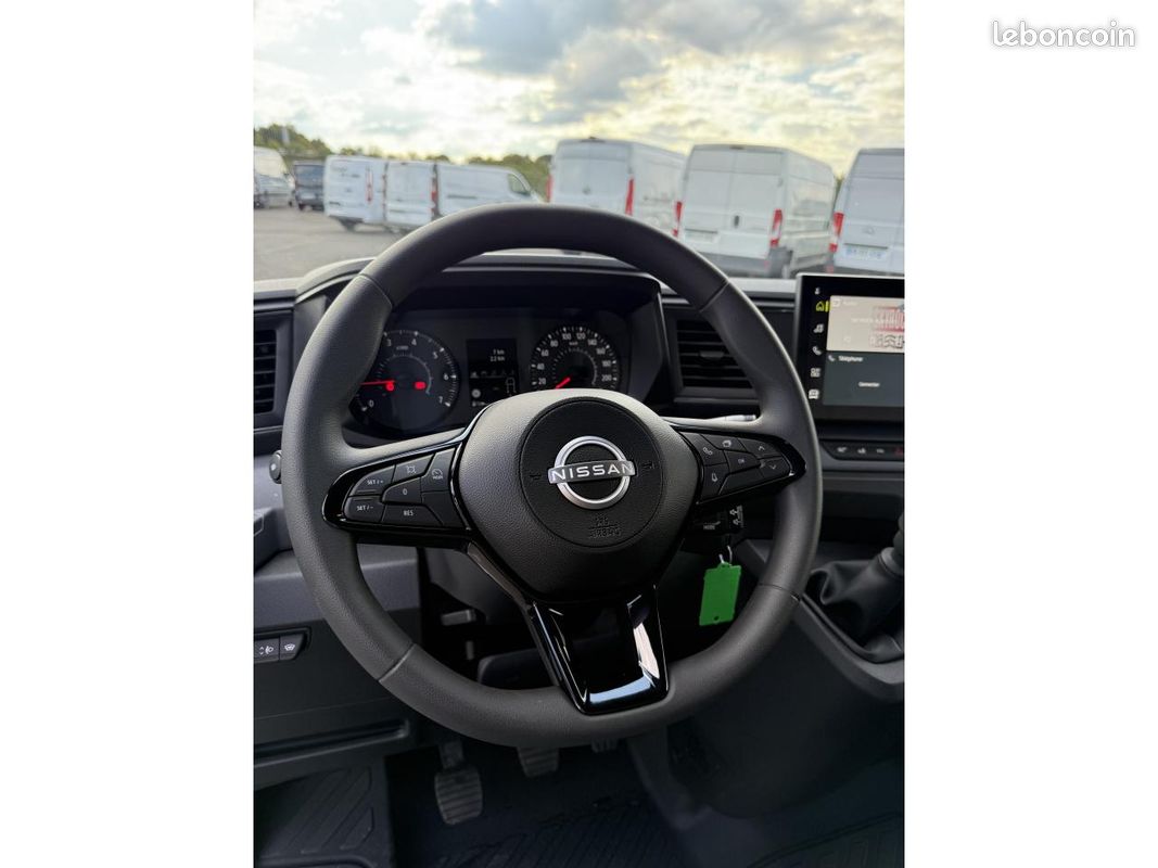 NISSAN INTERSTAR Tekna 3.5t L2H2 2.0 dCi - 150 - kit bois - Noir Crepuscule - Disponible en stock (image 11)