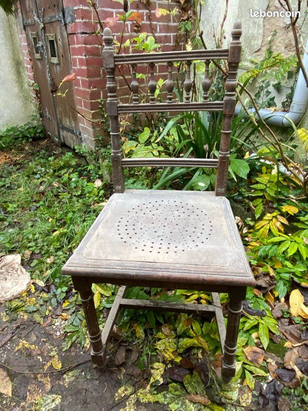 Chaise en bois véritable. Assise étoile (image 1)
