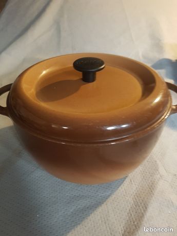 Ancienne cocotte ronde D1 en fonte noire NOMAR