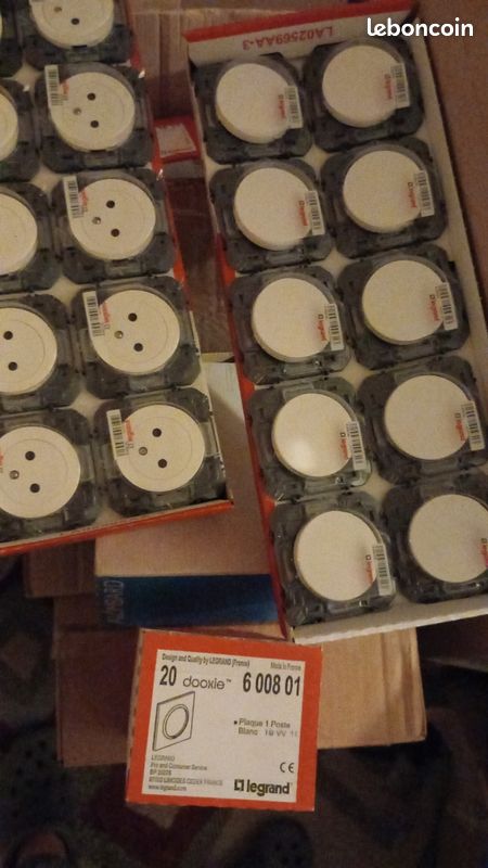 Legrand 600823 - Plaque de finition Dooxie - Plume - 3 postes - Carré