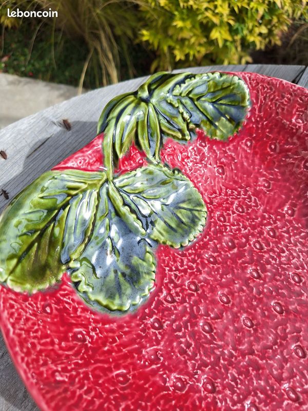 6 assiettes à gâteau - Barbotine - à décor de fraises Céramique