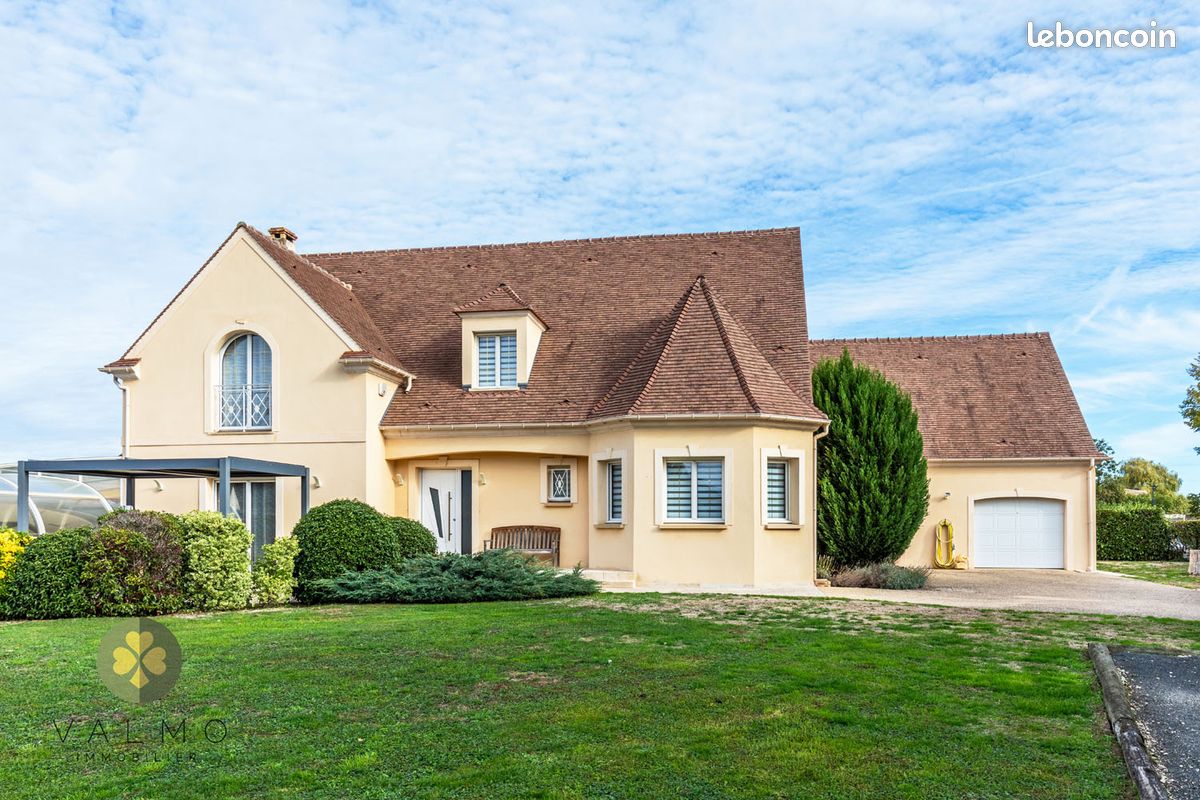 Maison 6 pièces 250 m² · à Civry-la-Forêt · 250 m² · 735 000 €