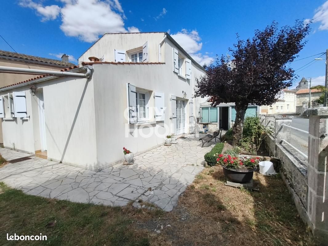 Maison 6 pièces 165 m² · à Les Essards · 165 m² · 165 000 €