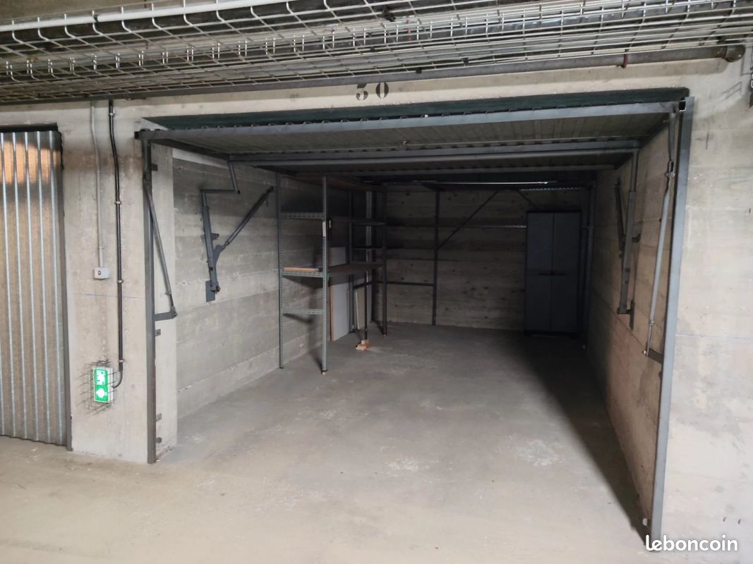 Parking/box Saint-Maurice · 135 €/mois