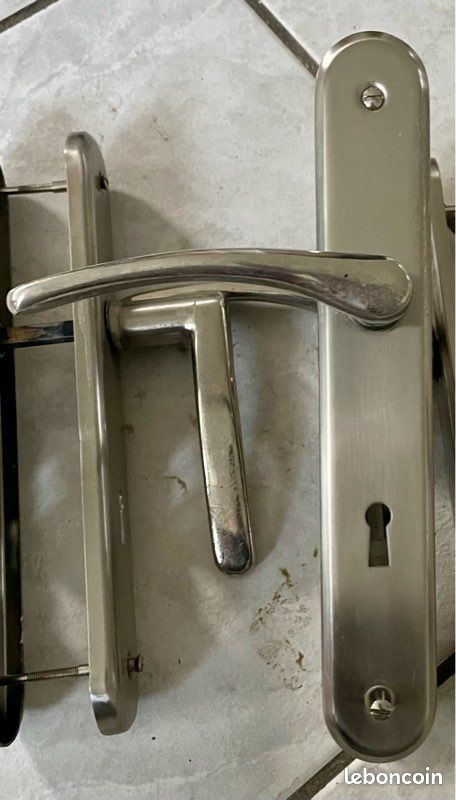 Lot de cinq poignées de porte avec emplacement pour clef (image 2)